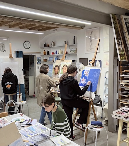 Ragazzi al corso di pittura di Isabelle Art Studio a Firenze
