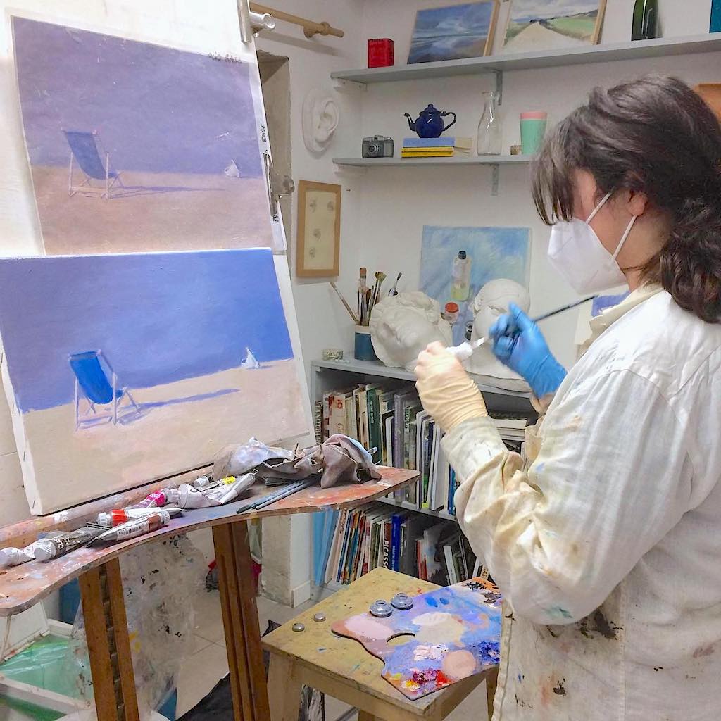 Allieva dipinge paesaggio marino durante una lezione di pittura ad olio
