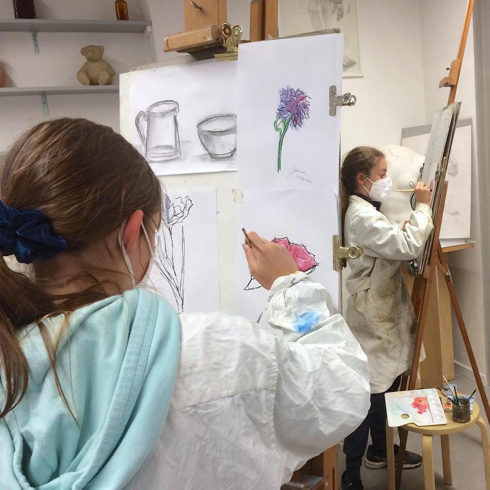 Due bambine dipingono al cavalletto durante la lezione di pittura veloce
