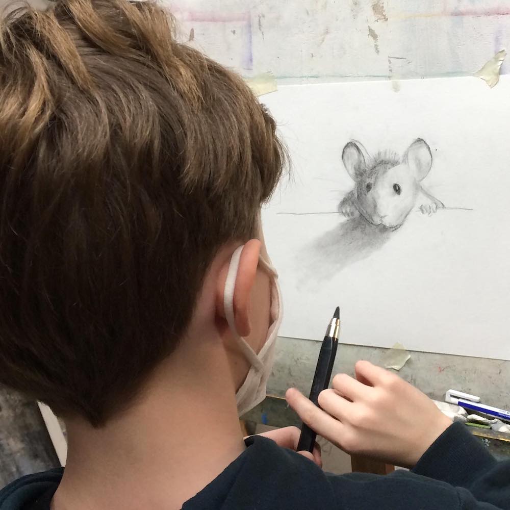 Bambino disegna un simpatico topolino durante la lezione di disegno creativo