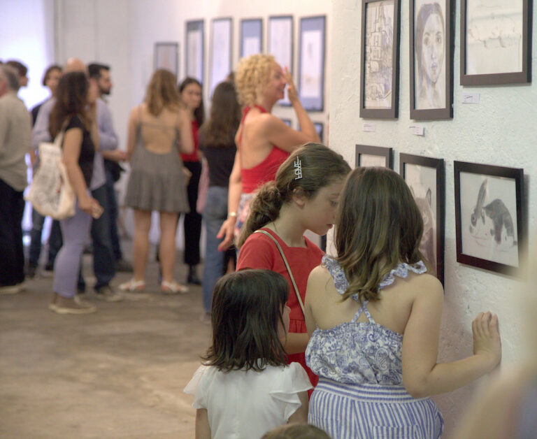 Bambine alla mostra di fine anno del corso di pittura