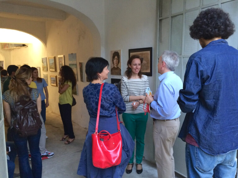 Isabelle parla con allievi e visitatori alla mostra di fine anno del corso di pittura